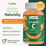 YUM-V'S gomita en mano para mostrar tamaño y facilidad de uso