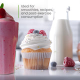 Cucharada medidora con Z Natural Foods Whey Protein Isolate que ilustra porción y densidad