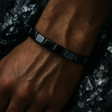 ZAIREG pulsera combinada con ropa casual mostrando versatilidad