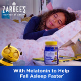 Zarbee's gominola junto a mano para comparar escala y dosificación