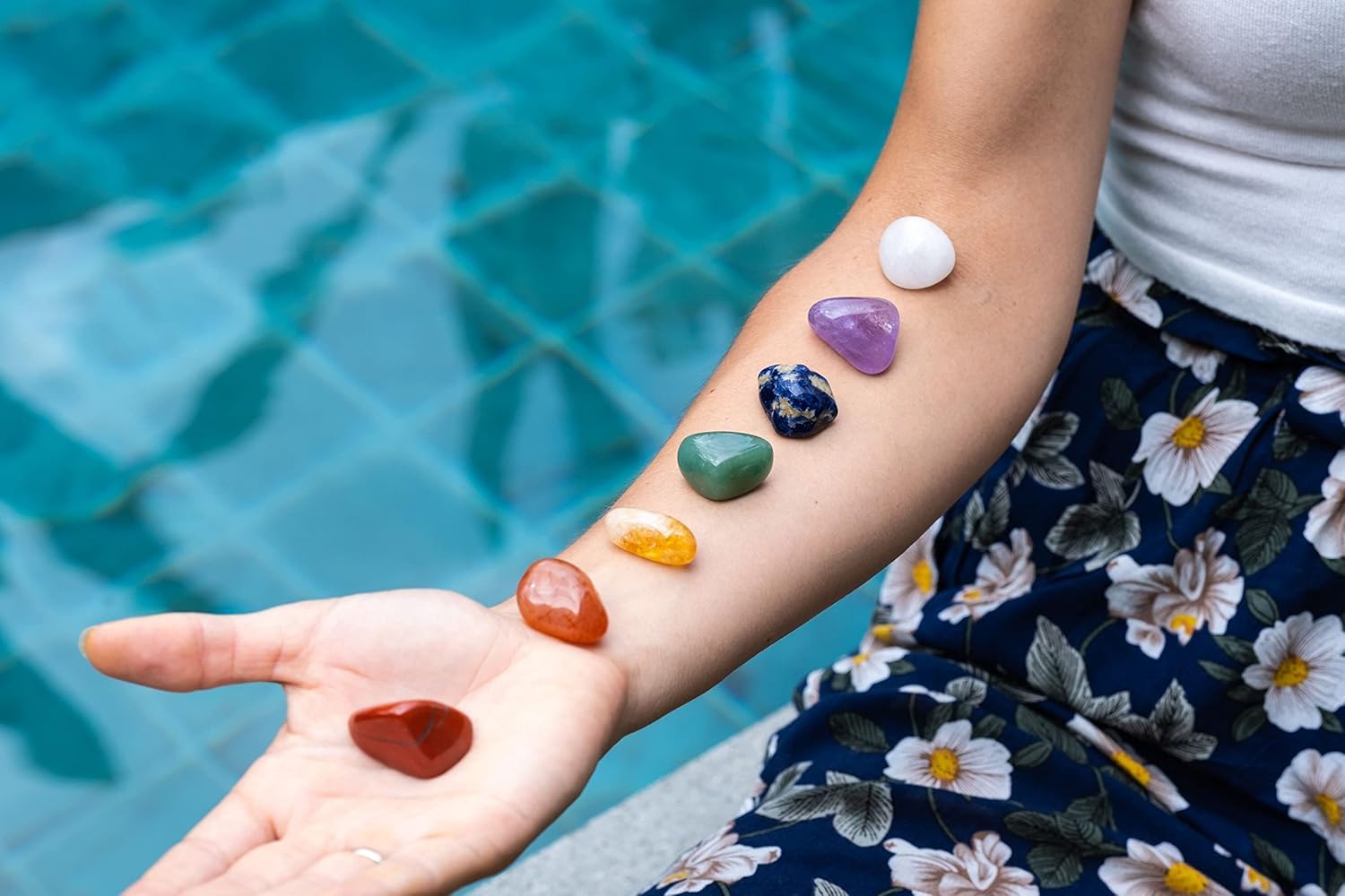 ZATNY péndulo de chakras sobre fondo claro para prácticas intuitivas