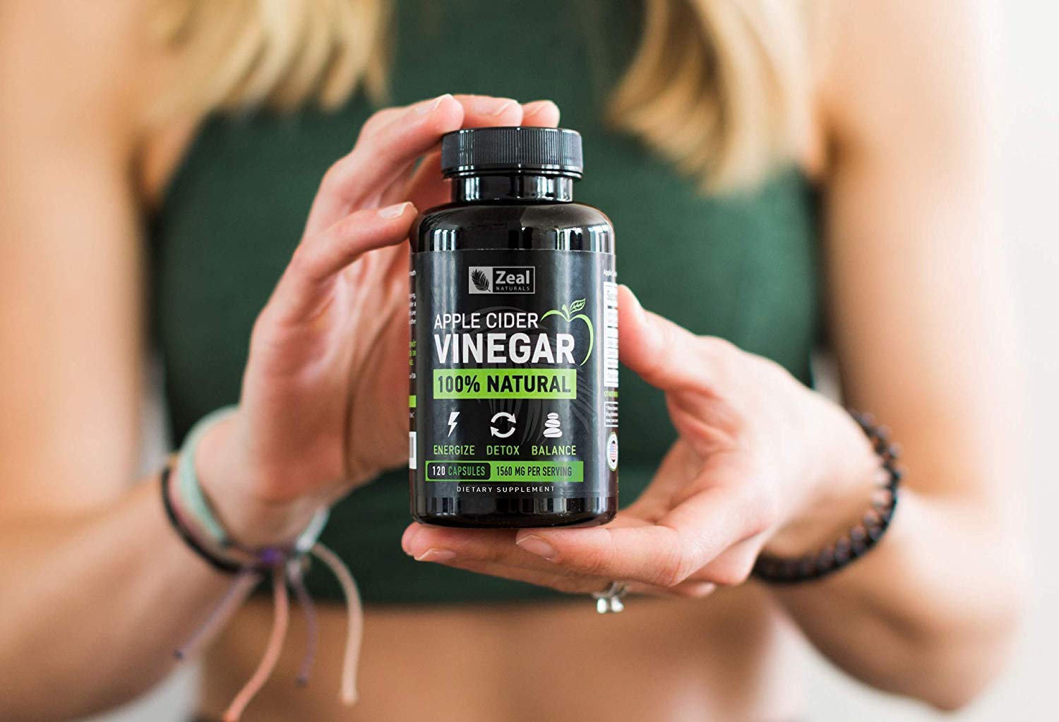 Zeal Naturals cápsula en mano para comparar tamaño y facilidad de uso