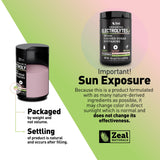 Envase Zeal Naturals junto a una mano para comparar tamaño real