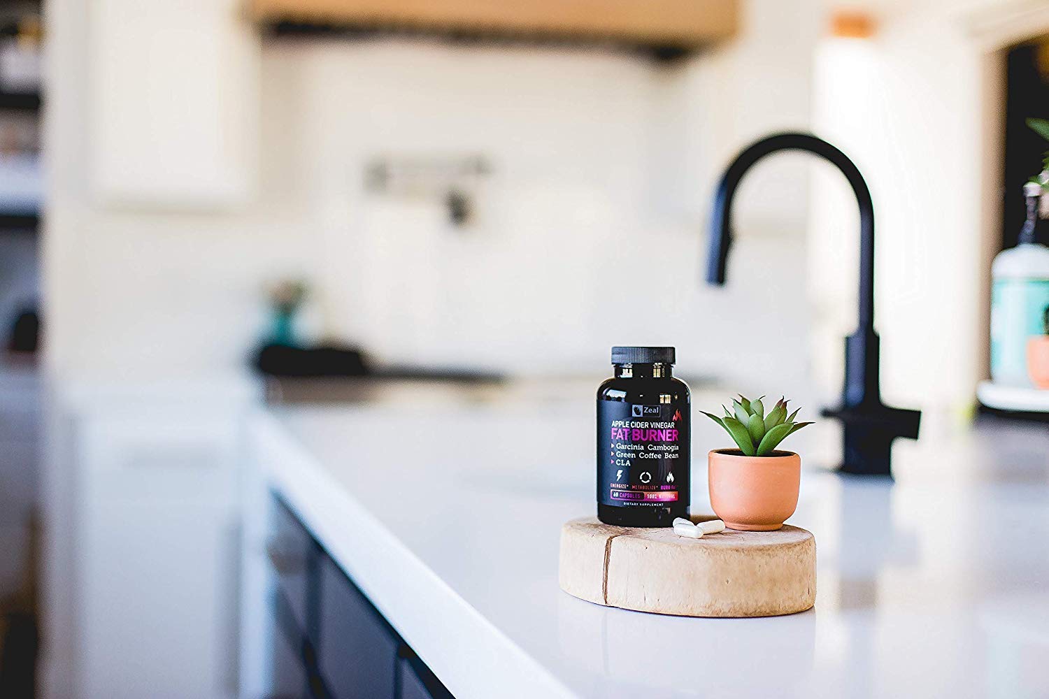 Zeal Naturals mujer haciendo ejercicio con frasco para rutina saludable