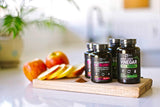 Zeal Naturals cápsulas junto a botella de agua en uso diario y practicidad
