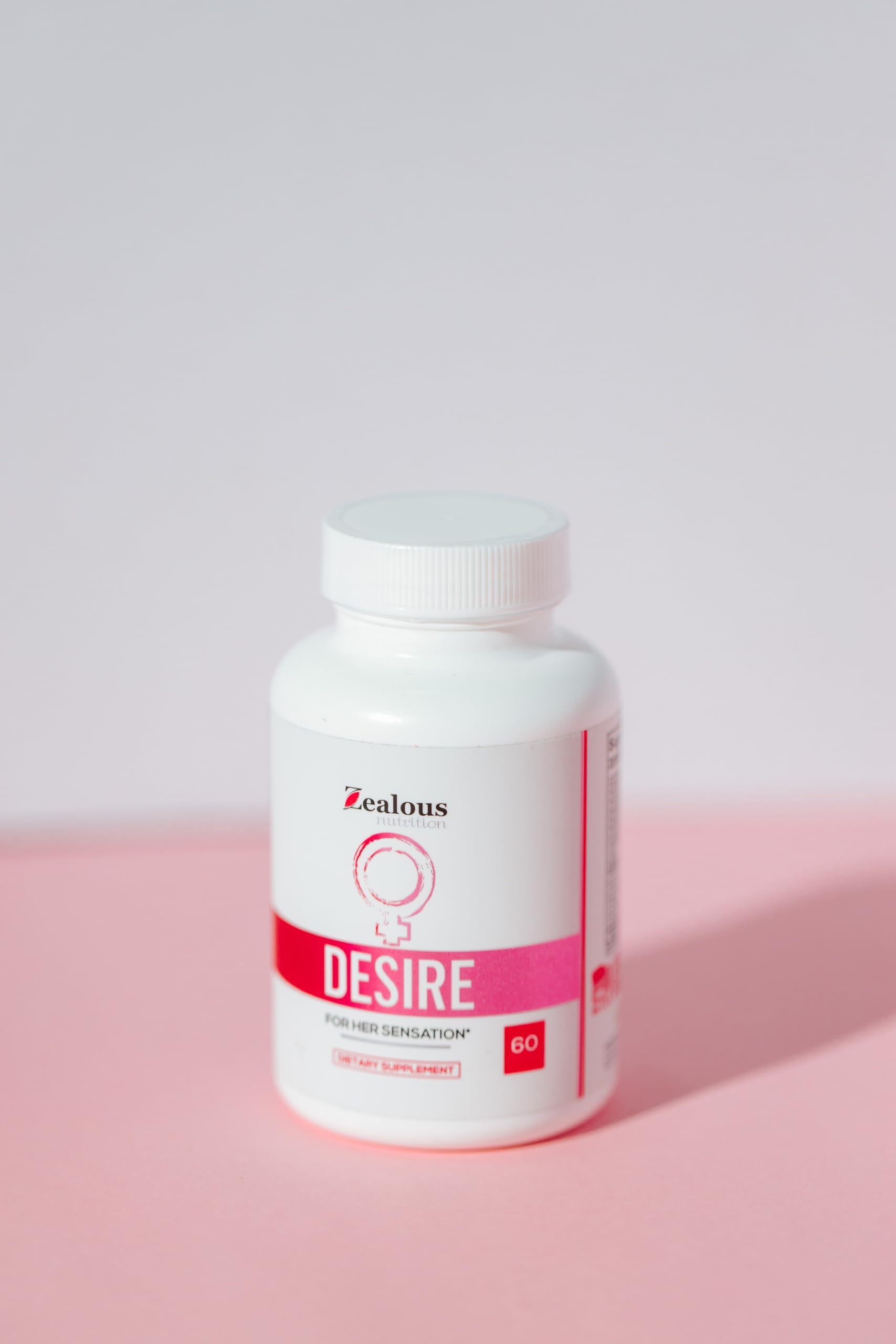 Zealous Nutrition frasco en ambiente relajado destacando bienestar