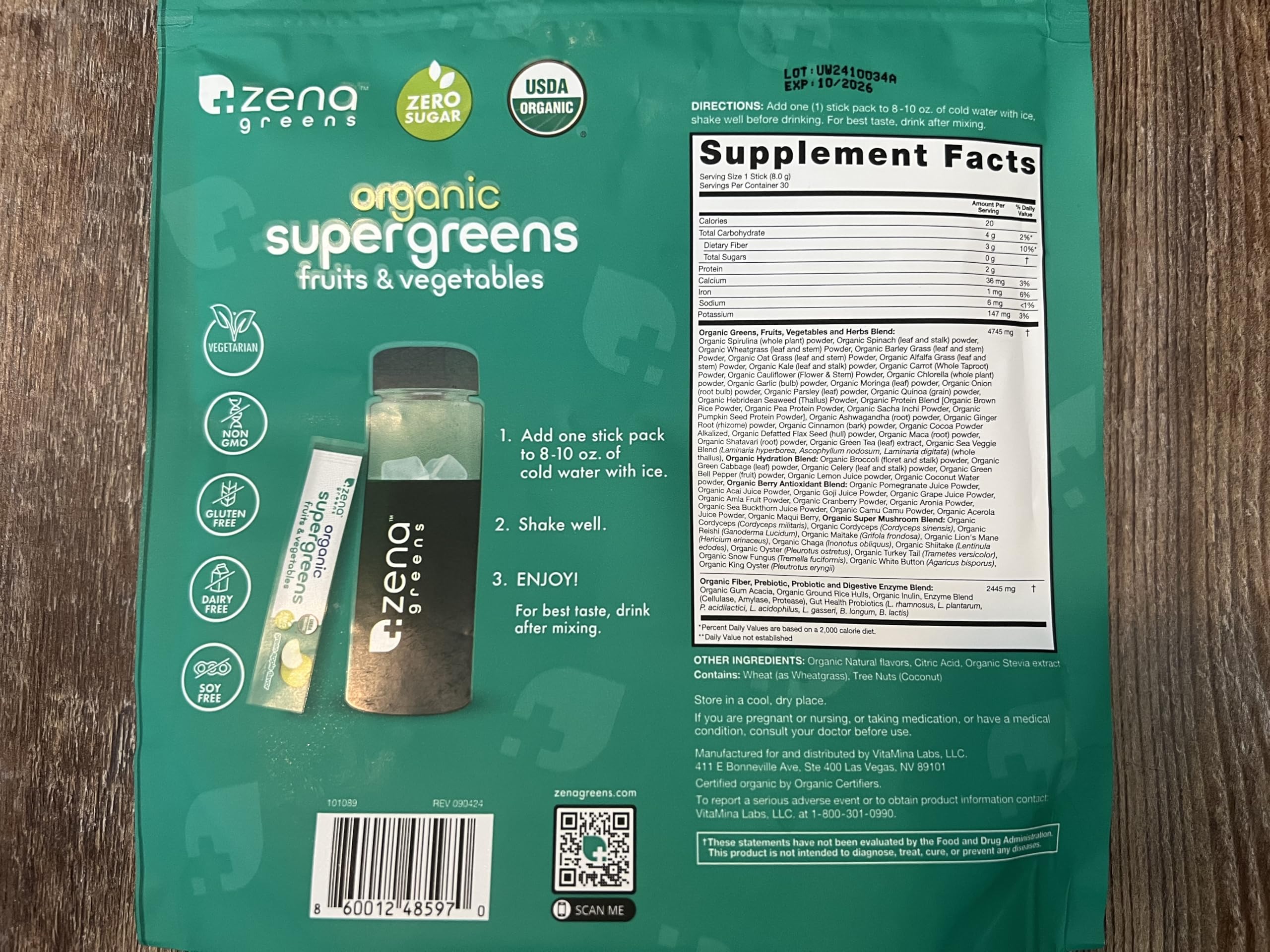 Zena Nutrition persona disfrutando bebida en ambiente activo