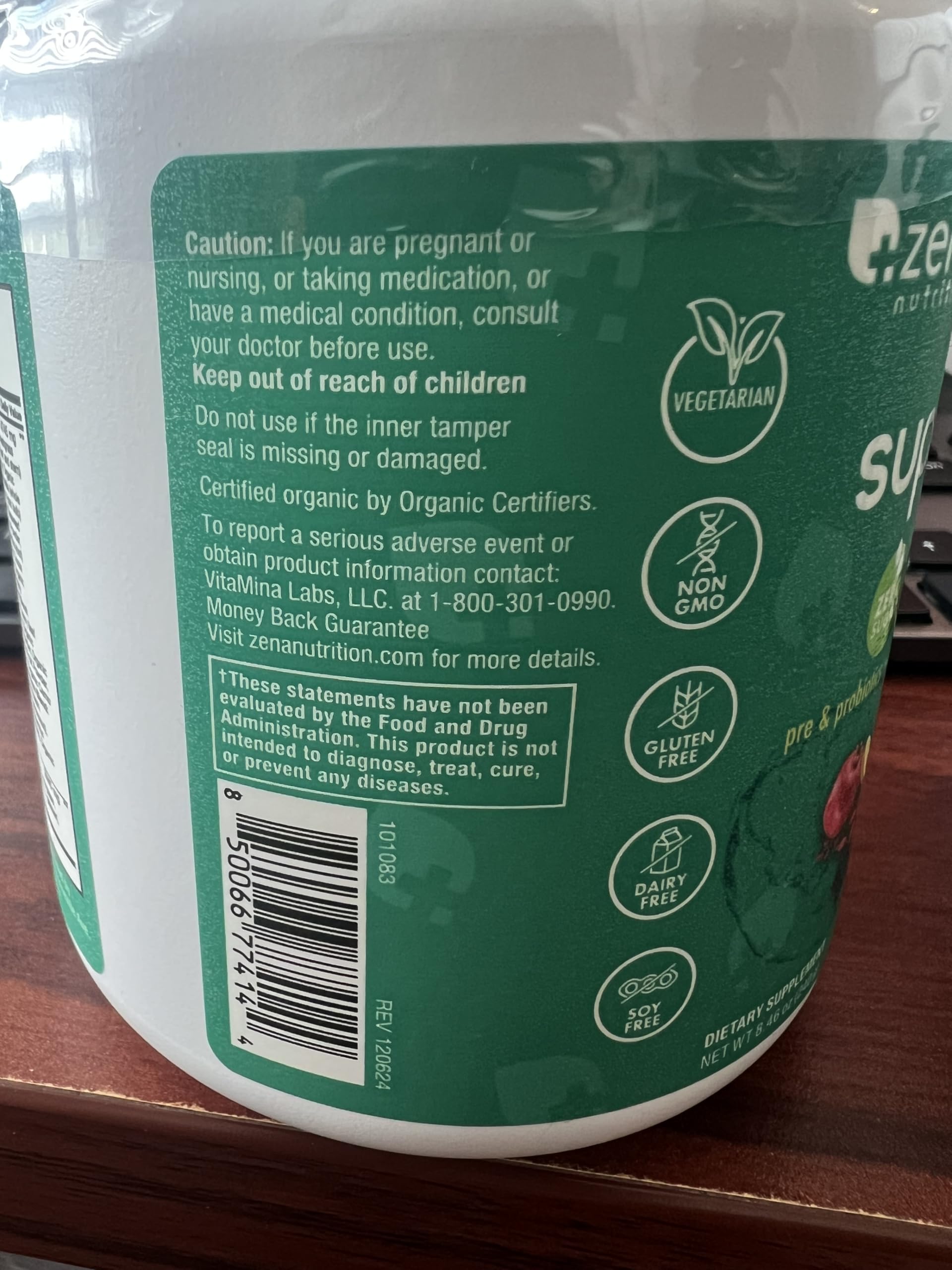Zena Nutrition lifestyle botella y vaso en mesa saludable