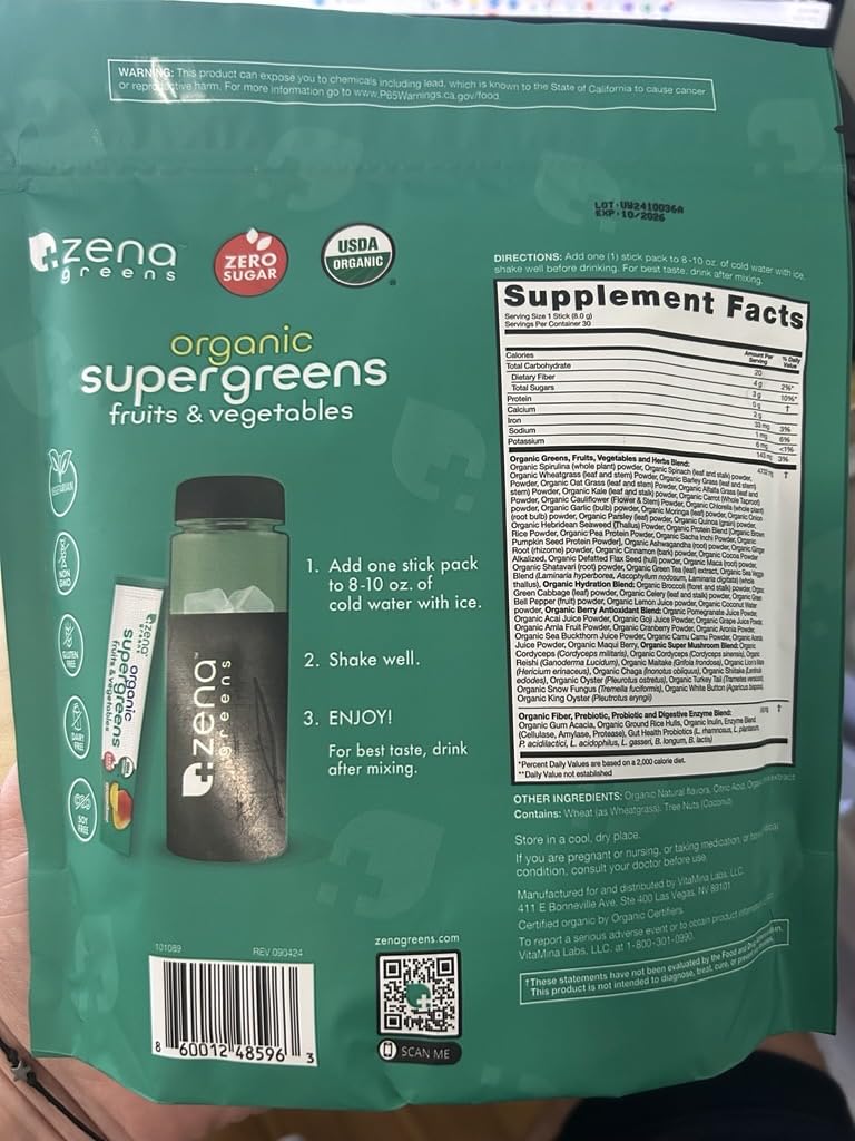 Zena Nutrition persona en ropa deportiva consumiendo el suplemento después de entrenar