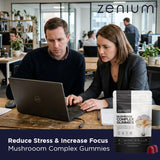 Gomitas Zenium sobre mesa junto a libreta y auriculares, apoyo para vida activa