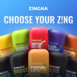 Z!NGHA sobre mesa de viaje junto a pasaporte, ideal para trayectos largos