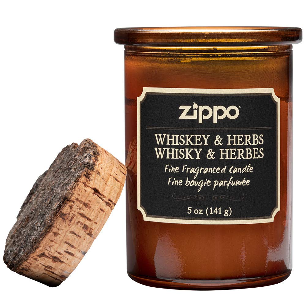 Zippo vela encendida en salón aporta ambiente cálido y aroma inspirado en cócteles