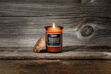 Zippo tapa de corcho natural sobre vela presenta cerramiento sostenible y diseño cuidado