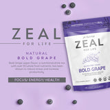 Zurvita Zeal bolsa junto a una mano para comparar tamaño y porciones